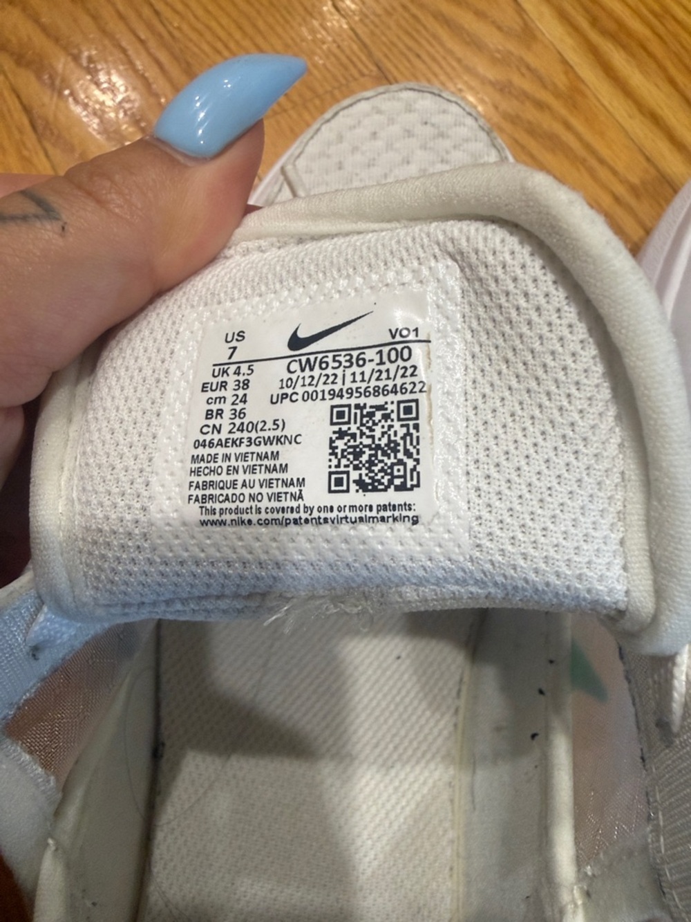 Nike Women's White Sneakers with Mint Swoosh - Picture 6 of 6